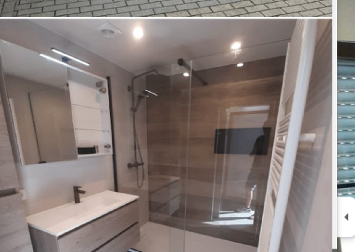 Tegelbadkamer met inloopdouche